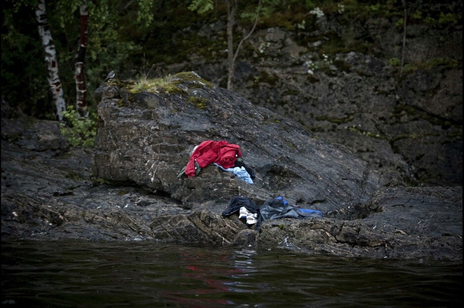 World Press Photo 2011 #17. Ο Σουηδός φωτογράφος Niclas Hammerstrom απέσπασε το δεύτερο βραβείο στην κατηγορία «News Stories», με τη σειρά «Utoya». Προσπαθώντας να αποφύγουν τα πυρά του Αντερς Μπέρινγκ Μπράιβικ πολλοί άνθρωποι βούτηξαν στα παγωμένα νερά του νησιού Ουτόγια. Ο Μπράιβικ σκότωσε 69 ανθρώπους στις 22 Ιουλίου στο νησί της Ουτόγια, στη Νορβηγία.