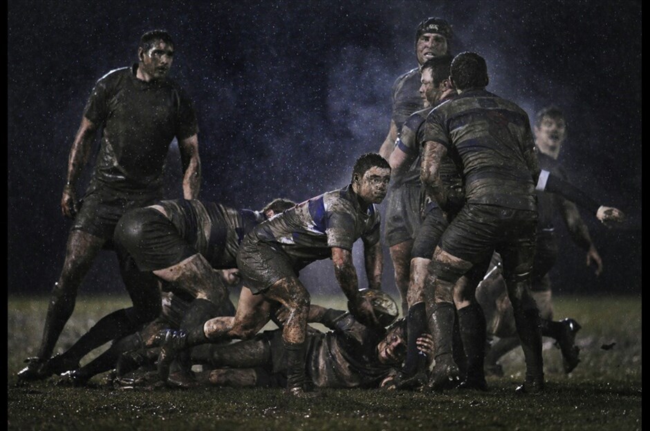 World Press Photo 2011 #18. Ο Ιρλανδός Ray McManus απέσπασε το 2ο βραβείο στην κατηγορία «Sports Singles». Η φωτογραφία του από τον αγώνα ράγκμπι ανάμεσα στις ομάδες Old Belvedere και Blackrock που διεξήχθη κάτω από ισχυρή βροχόπτωση, στο Δουβλίνο.
