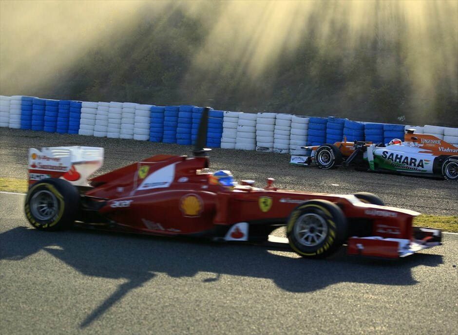 Formula 1: H τρίτη ημέρα δοκιμών στη Χερέθ #12. Φερνάντο Αλόνσο (Ferrari), Ζιλς Μπιανκί (Force India-Mercedes).