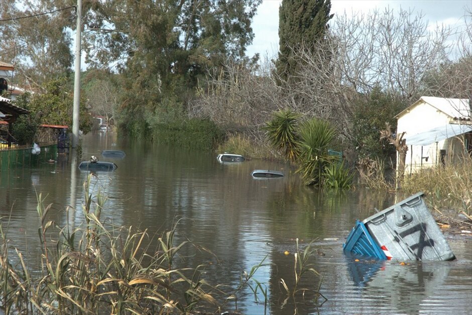 Καταστροφές από έντονες βροχοπτώσεις στην Ηλεία #2. Συνεχίζονται οι προσπάθειες για την απάντληση υδάτων από σπίτια και καταστήματα καθώς και οι εργασίες για την αντιμετώπιση των κατολισθήσεων στις πλημμυρισμένες περιοχές της Ηλείας που επλήγησαν από τις έντονες βροχοπτώσεις, ενώ ολοκληρώθηκαν οι επιχειρήσεις για τον απεγκλωβισμό πολιτών. Νεκρή εντοπίστηκε ηλικιωμένη γυναίκα στην περιοχή «Λιθάρι» κοντά στον Πύργο της Ηλείας, που πλήττεται από έντονη και συνεχή βροχόπτωση. Σύμφωνα με τις πρώτες εκτιμήσεις των Αρχών, η γυναίκα προσπάθησε να γλιτώσει από τα ορμητικά νερά, αλλά δεν τα κατάφερε, με αποτέλεσμα να χάσει την ζωή της.