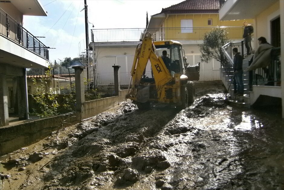 Καταστροφές από έντονες βροχοπτώσεις στην Ηλεία #6. Συνεχίζονται οι προσπάθειες για την απάντληση υδάτων από σπίτια και καταστήματα καθώς και οι εργασίες για την αντιμετώπιση των κατολισθήσεων στις πλημμυρισμένες περιοχές της Ηλείας που επλήγησαν από τις έντονες βροχοπτώσεις, ενώ ολοκληρώθηκαν οι επιχειρήσεις για τον απεγκλωβισμό πολιτών. Νεκρή εντοπίστηκε ηλικιωμένη γυναίκα στην περιοχή «Λιθάρι» κοντά στον Πύργο της Ηλείας, που πλήττεται από έντονη και συνεχή βροχόπτωση. Σύμφωνα με τις πρώτες εκτιμήσεις των Αρχών, η γυναίκα προσπάθησε να γλιτώσει από τα ορμητικά νερά, αλλά δεν τα κατάφερε, με αποτέλεσμα να χάσει την ζωή της.
