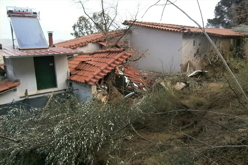 Καταστροφές από έντονες βροχοπτώσεις στην Ηλεία #7. Συνεχίζονται οι προσπάθειες για την απάντληση υδάτων από σπίτια και καταστήματα καθώς και οι εργασίες για την αντιμετώπιση των κατολισθήσεων στις πλημμυρισμένες περιοχές της Ηλείας που επλήγησαν από τις έντονες βροχοπτώσεις, ενώ ολοκληρώθηκαν οι επιχειρήσεις για τον απεγκλωβισμό πολιτών. Νεκρή εντοπίστηκε ηλικιωμένη γυναίκα στην περιοχή «Λιθάρι» κοντά στον Πύργο της Ηλείας, που πλήττεται από έντονη και συνεχή βροχόπτωση. Σύμφωνα με τις πρώτες εκτιμήσεις των Αρχών, η γυναίκα προσπάθησε να γλιτώσει από τα ορμητικά νερά, αλλά δεν τα κατάφερε, με αποτέλεσμα να χάσει την ζωή της.