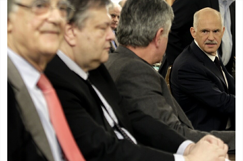 Εθνικό Συμβούλιο του ΠΑΣΟΚ  #4. Ο πρόεδρος του ΠΑΣΟΚ Γιώργος Παπανδρέου συζητά με τον πρόεδρο της Βουλής Φίλιππο Πετσάλνικο. /