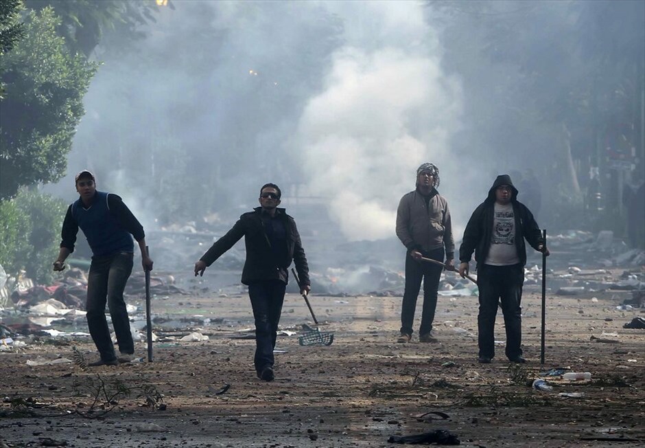 Αίγυπτος: Νέες ταραχές στην πλατεία Ταχρίρ #3. Συγκρούσεις μεταξύ διαδηλωτών και της στρατιωτικής αστυνομίας ξέσπασαν σήμερα στην πλατεία Ταχρίρ του Καΐρου. Οι νέες συγκρούσεις άρχισαν από χθες Πέμπτη και συνεχίστηκαν και σήμερα όταν διαδηλωτές -αφού έκλεισαν οι κάλπες του β