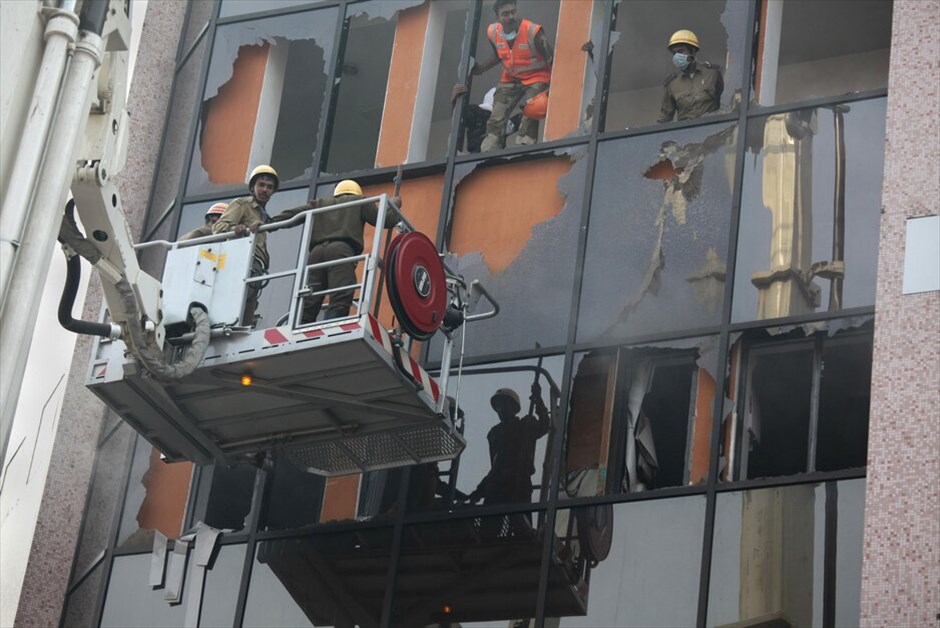 Ινδία: Πυρκαγιά με θύματα σε νοσοκομείο της Καλκούτας #11. Τουλάχιστον 89 ανέρχονται σύμφωνα με τον τελευταίο απολογισμό, οι νεκροί από την πυρκαγιά σε νοσοκομείο της Καλκούτας. Όπως μεταδίδουν τα τοπικά μέσα, τη ζωή τους έχασαν 70 ασθενείς και τρία μέλη του προσωπικού, εκ των οποίων πολλοί από ασφυξία. H φωτιά ξεκίνησε νωρίς σήμερα στο υπόγειο του νοσοκομείου, όπου αποθηκεύονταν εύφλεκτα υλικά. Οι πυροσβέστες έδωσαν πεντάωρη μάχη με τις φλόγες πριν καταφέρουν να τη θέσουν υπό έλεγχο.