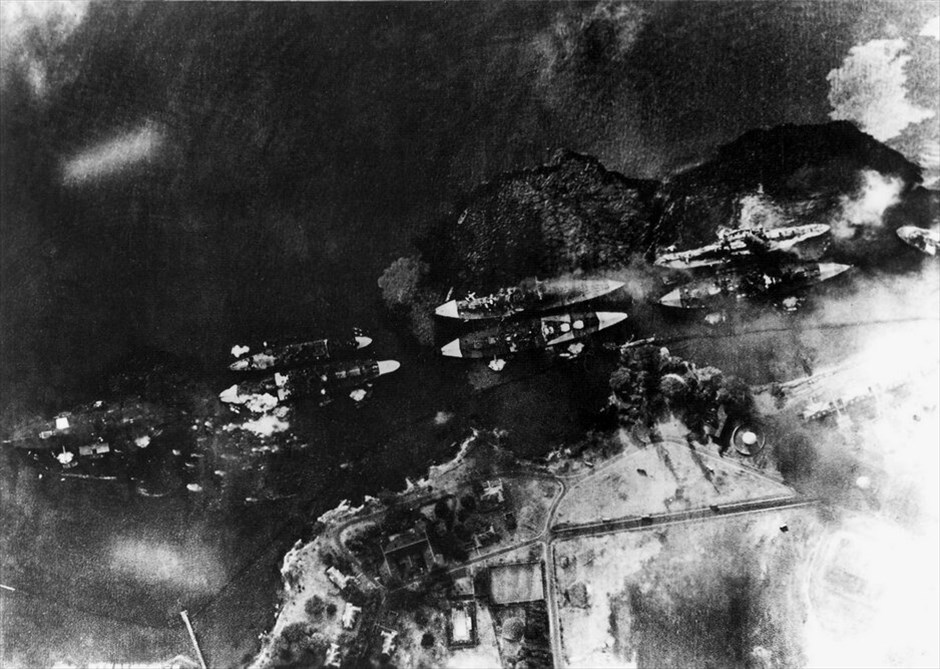 70 χρόνια από την Ιαπωνική επίθεση στο Περλ Χάρμπορ #2. Εναέρια φωτογραφία των Αμερικανικών πλοίων που ήταν αγκυροβολημένα στον όρμο του Περλ Χάρμπορ. Από αριστερά προς τα δεξιά διακρίνονται τα θωρηκτά «Nevada», «Arizona», «Vestal», «Tennessee», «West Virginia», «Maryland», «Oklahoma» και «Neosho». Μια βόμβα έχει ήδη χτυπήσει την πρύμνη του θωρηκτού «Αrizona» ενώ τα «Oklahoma» και «West Virginia» παρουσιάζουν διαρροή καυσίμων μετά από επίθεση με τορπίλες. Παράλληλα, η άκρη του καταστρώματος του θωρηκτού «Oklahoma» έχει βυθιστεί. Σαν σήμερα, πριν από 70 χρόνια, στις 7 Δεκεμβρίου του 1941, οι Ιαπωνικές αεροπορικές δυνάμεις εξαπέλυσαν σφοδρή επίθεση εναντίον του Αμερικανικού στόλου προκαλώντας μεγάλες απώλειες για τις ΗΠΑ.