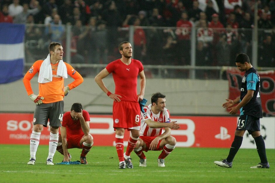 Champions League: Στιγμές από τον αγώνα Ολυμπιακού - Αρσεναλ #4. Ασχημο παιχνίδι έπαιξε η τύχη στον Ολυμπιακό, καθώς αν και νίκησε με 3-1 την Αρσεναλ στο «Καραϊσκάκη», έχασε την πρόκριση για τους «16» του Champions League λόγω της νίκης της Μαρσέιγ με 3-2 επί της Ντόρτμουντ στη Γερμανία.
