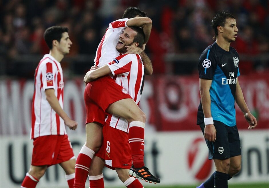 Champions League: Στιγμές από τον αγώνα Ολυμπιακού - Αρσεναλ #6. Ασχημο παιχνίδι έπαιξε η τύχη στον Ολυμπιακό, καθώς αν και νίκησε με 3-1 την Αρσεναλ στο «Καραϊσκάκη», έχασε την πρόκριση για τους «16» του Champions League λόγω της νίκης της Μαρσέιγ με 3-2 επί της Ντόρτμουντ στη Γερμανία.