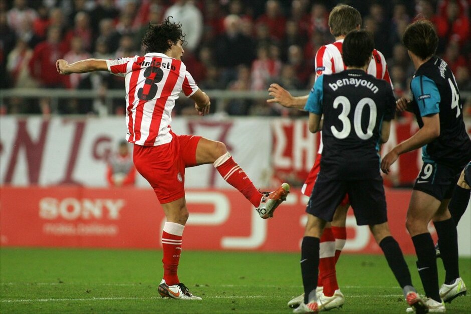 Champions League: Στιγμές από τον αγώνα Ολυμπιακού - Αρσεναλ #9. Ασχημο παιχνίδι έπαιξε η τύχη στον Ολυμπιακό, καθώς αν και νίκησε με 3-1 την Αρσεναλ στο «Καραϊσκάκη», έχασε την πρόκριση για τους «16» του Champions League λόγω της νίκης της Μαρσέιγ με 3-2 επί της Ντόρτμουντ στη Γερμανία.