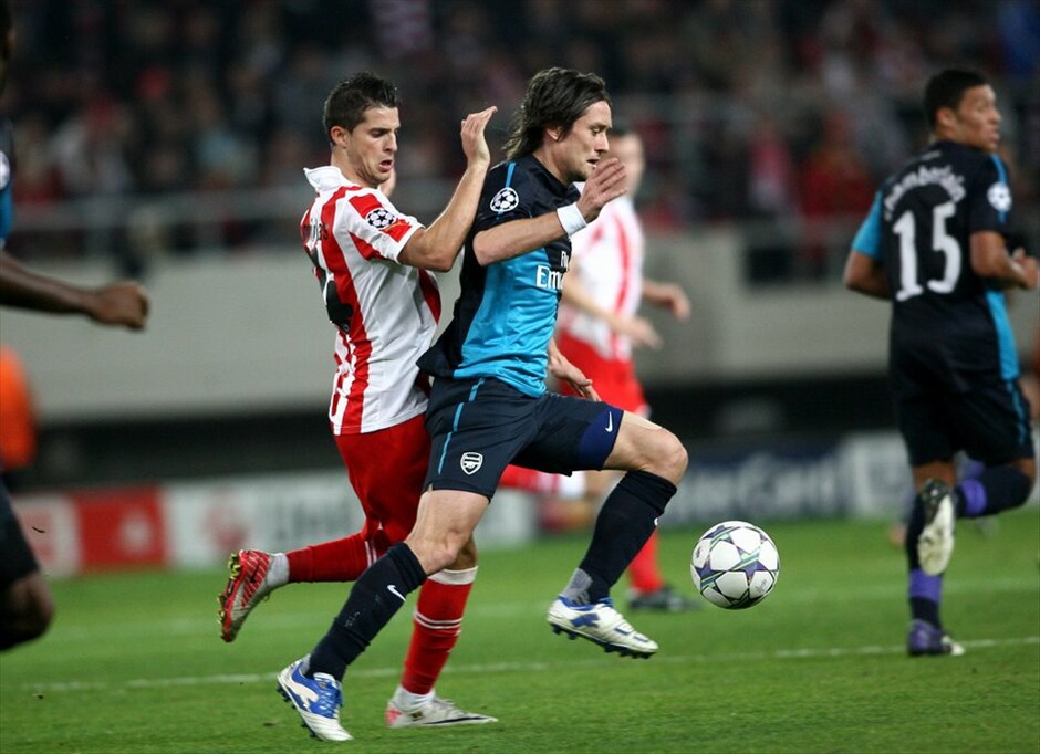 Champions League: Στιγμές από τον αγώνα Ολυμπιακού - Αρσεναλ #10. Ασχημο παιχνίδι έπαιξε η τύχη στον Ολυμπιακό, καθώς αν και νίκησε με 3-1 την Αρσεναλ στο «Καραϊσκάκη», έχασε την πρόκριση για τους «16» του Champions League λόγω της νίκης της Μαρσέιγ με 3-2 επί της Ντόρτμουντ στη Γερμανία.