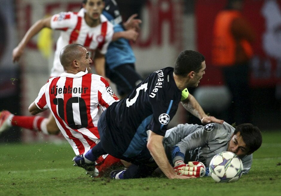 Champions League: Στιγμές από τον αγώνα Ολυμπιακού - Αρσεναλ #12. Ασχημο παιχνίδι έπαιξε η τύχη στον Ολυμπιακό, καθώς αν και νίκησε με 3-1 την Αρσεναλ στο «Καραϊσκάκη», έχασε την πρόκριση για τους «16» του Champions League λόγω της νίκης της Μαρσέιγ με 3-2 επί της Ντόρτμουντ στη Γερμανία.