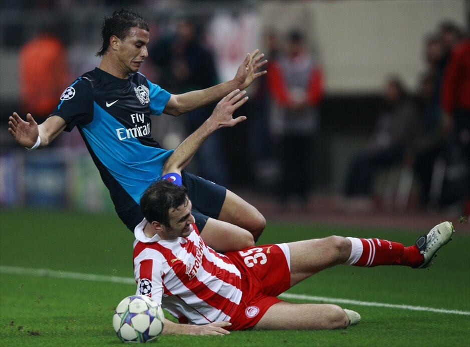 Champions League: Στιγμές από τον αγώνα Ολυμπιακού - Αρσεναλ #13. Ασχημο παιχνίδι έπαιξε η τύχη στον Ολυμπιακό, καθώς αν και νίκησε με 3-1 την Αρσεναλ στο «Καραϊσκάκη», έχασε την πρόκριση για τους «16» του Champions League λόγω της νίκης της Μαρσέιγ με 3-2 επί της Ντόρτμουντ στη Γερμανία.