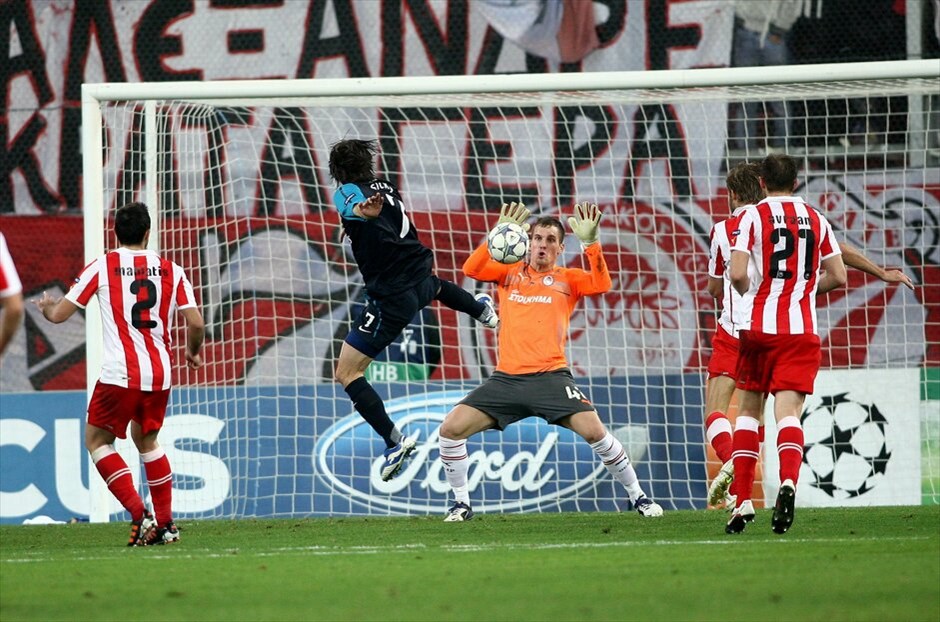 Champions League: Στιγμές από τον αγώνα Ολυμπιακού - Αρσεναλ #14. Ασχημο παιχνίδι έπαιξε η τύχη στον Ολυμπιακό, καθώς αν και νίκησε με 3-1 την Αρσεναλ στο «Καραϊσκάκη», έχασε την πρόκριση για τους «16» του Champions League λόγω της νίκης της Μαρσέιγ με 3-2 επί της Ντόρτμουντ στη Γερμανία.