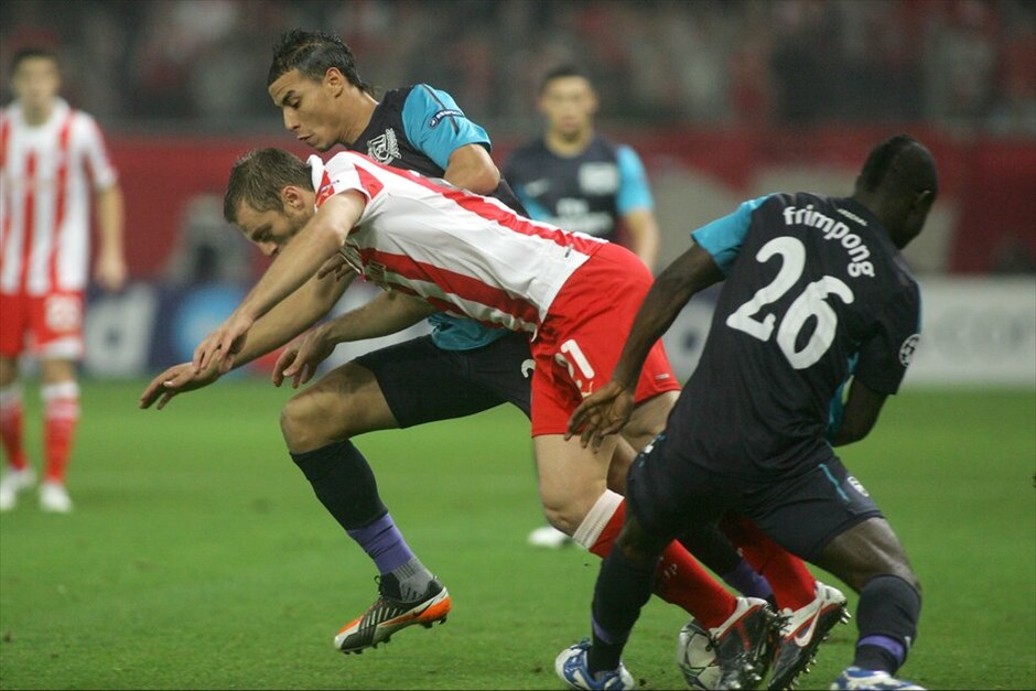 Champions League: Στιγμές από τον αγώνα Ολυμπιακού - Αρσεναλ #15. Ασχημο παιχνίδι έπαιξε η τύχη στον Ολυμπιακό, καθώς αν και νίκησε με 3-1 την Αρσεναλ στο «Καραϊσκάκη», έχασε την πρόκριση για τους «16» του Champions League λόγω της νίκης της Μαρσέιγ με 3-2 επί της Ντόρτμουντ στη Γερμανία.