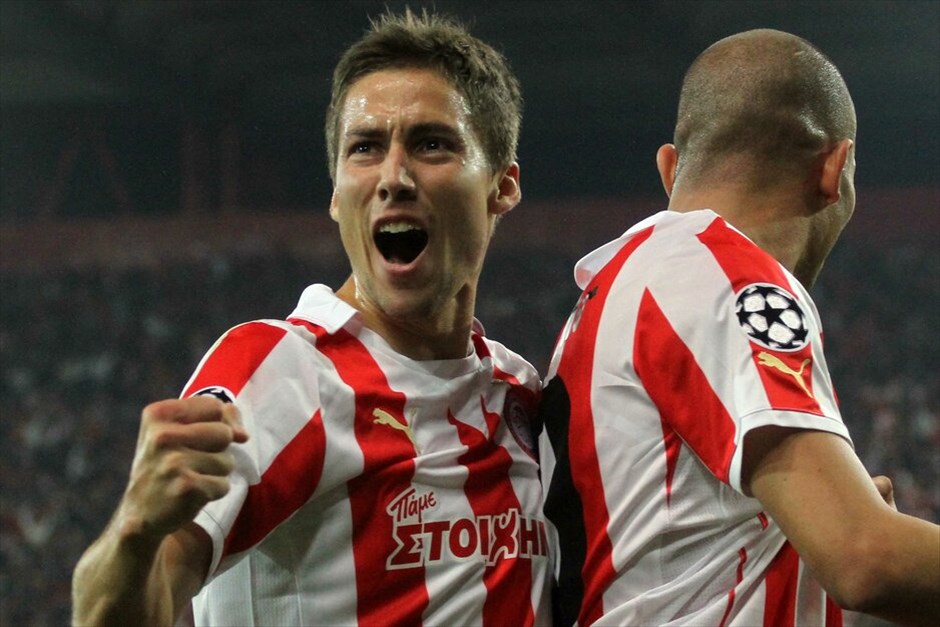 Champions League: Στιγμές από τον αγώνα Ολυμπιακού - Αρσεναλ #17. Ασχημο παιχνίδι έπαιξε η τύχη στον Ολυμπιακό, καθώς αν και νίκησε με 3-1 την Αρσεναλ στο «Καραϊσκάκη», έχασε την πρόκριση για τους «16» του Champions League λόγω της νίκης της Μαρσέιγ με 3-2 επί της Ντόρτμουντ στη Γερμανία.