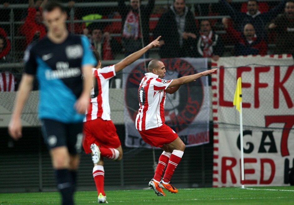 Champions League: Στιγμές από τον αγώνα Ολυμπιακού - Αρσεναλ #18. Ασχημο παιχνίδι έπαιξε η τύχη στον Ολυμπιακό, καθώς αν και νίκησε με 3-1 την Αρσεναλ στο «Καραϊσκάκη», έχασε την πρόκριση για τους «16» του Champions League λόγω της νίκης της Μαρσέιγ με 3-2 επί της Ντόρτμουντ στη Γερμανία.