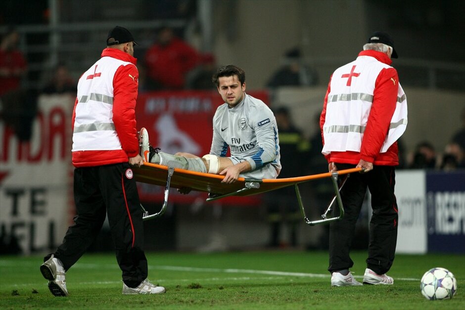 Champions League: Στιγμές από τον αγώνα Ολυμπιακού - Αρσεναλ #20. Ασχημο παιχνίδι έπαιξε η τύχη στον Ολυμπιακό, καθώς αν και νίκησε με 3-1 την Αρσεναλ στο «Καραϊσκάκη», έχασε την πρόκριση για τους «16» του Champions League λόγω της νίκης της Μαρσέιγ με 3-2 επί της Ντόρτμουντ στη Γερμανία.