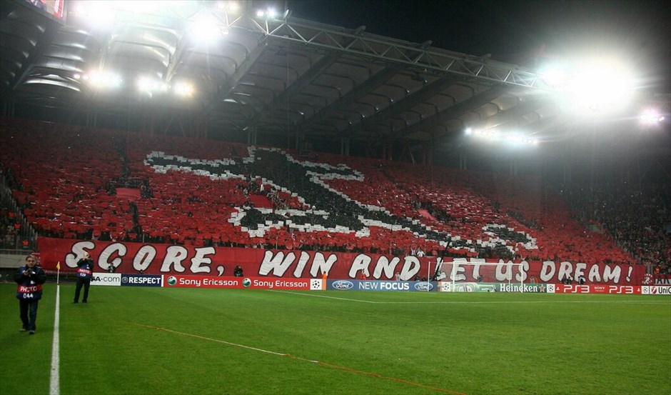 Champions League: Στιγμές από τον αγώνα Ολυμπιακού - Αρσεναλ #21. Ασχημο παιχνίδι έπαιξε η τύχη στον Ολυμπιακό, καθώς αν και νίκησε με 3-1 την Αρσεναλ στο «Καραϊσκάκη», έχασε την πρόκριση για τους «16» του Champions League λόγω της νίκης της Μαρσέιγ με 3-2 επί της Ντόρτμουντ στη Γερμανία.