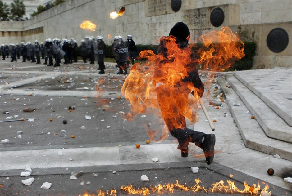 Επεισόδια στο Σύνταγμα (ανανέωση) #1. Επεισόδια ξέσπασαν έξω από τη Βουλή όπου κατέληξε η πορεία μαθητών, φοιτητών και εκπαιδευτικών, που πραγματοποιήθηκε με αφορμή τη συμπλήρωση τριών ετών από τη δολοφονία του μαθητή Αλέξανδρου Γρηγορόπουλου.