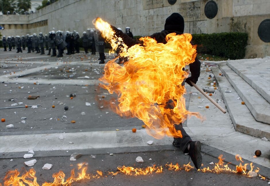 Επεισόδια στο Σύνταγμα (ανανέωση) #2. Επεισόδια ξέσπασαν έξω από τη Βουλή όπου κατέληξε η πορεία μαθητών, φοιτητών και εκπαιδευτικών, που πραγματοποιήθηκε με αφορμή τη συμπλήρωση τριών ετών από τη δολοφονία του μαθητή Αλέξανδρου Γρηγορόπουλου.
