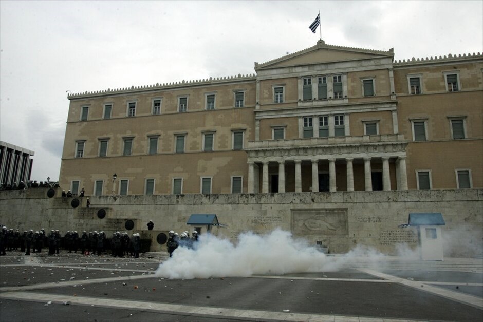 Επεισόδια στο Σύνταγμα (ανανέωση) #4. Επεισόδια ξέσπασαν έξω από τη Βουλή όπου κατέληξε η πορεία μαθητών, φοιτητών και εκπαιδευτικών, που πραγματοποιήθηκε με αφορμή τη συμπλήρωση τριών ετών από τη δολοφονία του μαθητή Αλέξανδρου Γρηγορόπουλου.