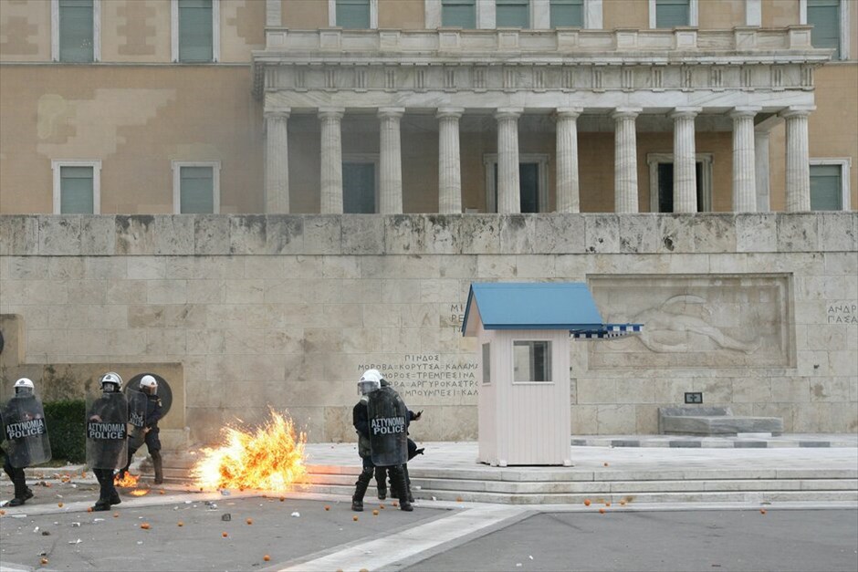 Επεισόδια στο Σύνταγμα (ανανέωση) #7. Επεισόδια ξέσπασαν έξω από τη Βουλή όπου κατέληξε η πορεία μαθητών, φοιτητών και εκπαιδευτικών, που πραγματοποιήθηκε με αφορμή τη συμπλήρωση τριών ετών από τη δολοφονία του μαθητή Αλέξανδρου Γρηγορόπουλου.