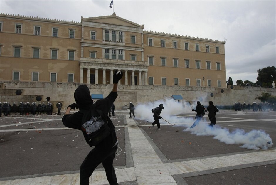 Επεισόδια στο Σύνταγμα (ανανέωση) #8. Επεισόδια ξέσπασαν έξω από τη Βουλή όπου κατέληξε η πορεία μαθητών, φοιτητών και εκπαιδευτικών, που πραγματοποιήθηκε με αφορμή τη συμπλήρωση τριών ετών από τη δολοφονία του μαθητή Αλέξανδρου Γρηγορόπουλου.