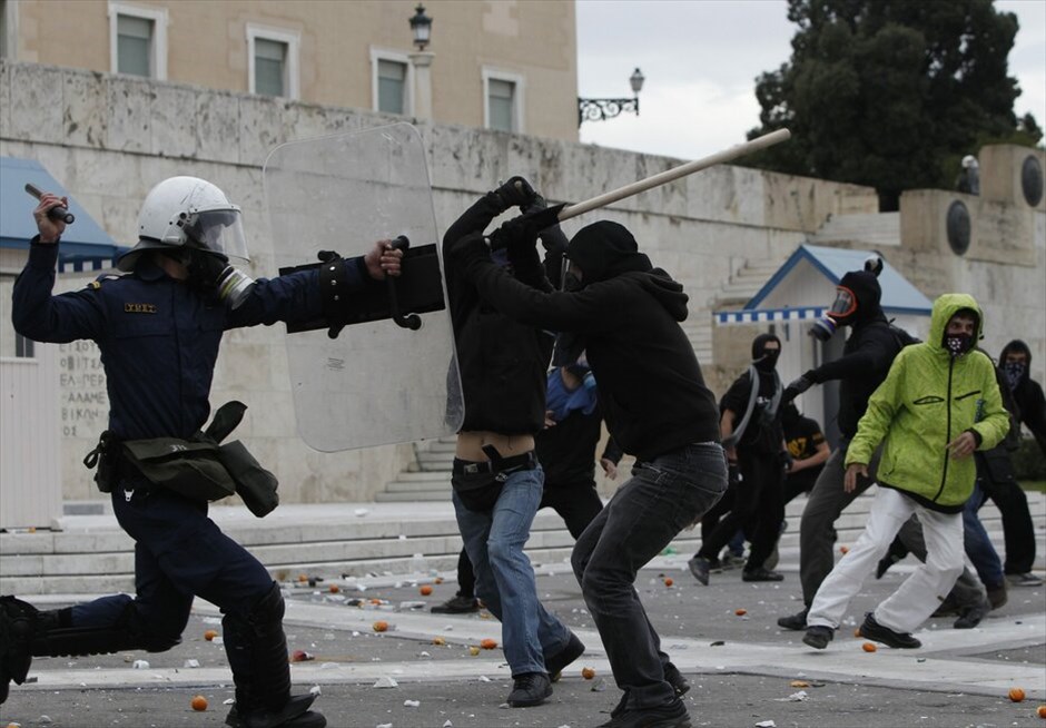 Επεισόδια στο Σύνταγμα (ανανέωση) #9. Επεισόδια ξέσπασαν έξω από τη Βουλή όπου κατέληξε η πορεία μαθητών, φοιτητών και εκπαιδευτικών, που πραγματοποιήθηκε με αφορμή τη συμπλήρωση τριών ετών από τη δολοφονία του μαθητή Αλέξανδρου Γρηγορόπουλου.