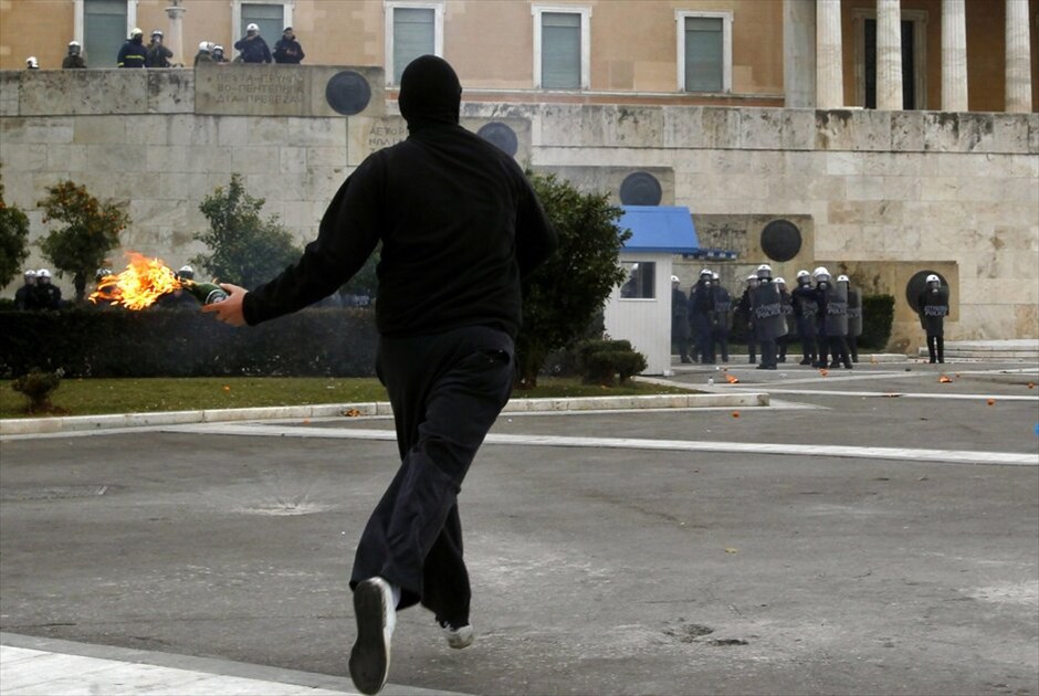 Επεισόδια στο Σύνταγμα (ανανέωση) #10. Επεισόδια ξέσπασαν έξω από τη Βουλή όπου κατέληξε η πορεία μαθητών, φοιτητών και εκπαιδευτικών, που πραγματοποιήθηκε με αφορμή τη συμπλήρωση τριών ετών από τη δολοφονία του μαθητή Αλέξανδρου Γρηγορόπουλου.