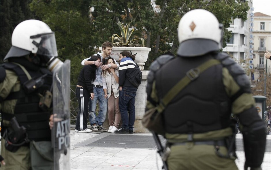 Επεισόδια στο Σύνταγμα (ανανέωση) #12. Επεισόδια ξέσπασαν έξω από τη Βουλή όπου κατέληξε η πορεία μαθητών, φοιτητών και εκπαιδευτικών, που πραγματοποιήθηκε με αφορμή τη συμπλήρωση τριών ετών από τη δολοφονία του μαθητή Αλέξανδρου Γρηγορόπουλου.