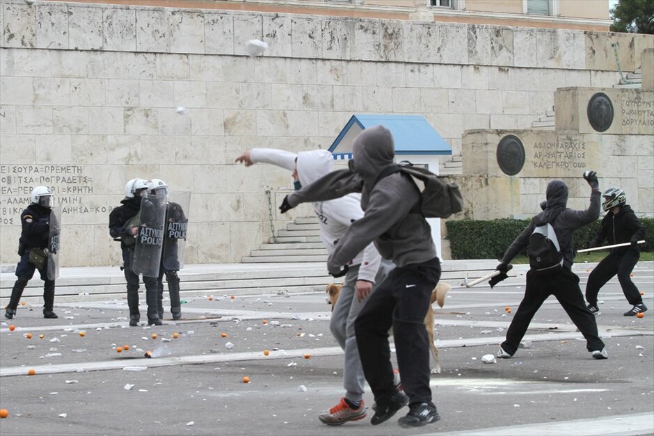 Επεισόδια στο Σύνταγμα (ανανέωση) #15. Επεισόδια ξέσπασαν έξω από τη Βουλή όπου κατέληξε η πορεία μαθητών, φοιτητών και εκπαιδευτικών, που πραγματοποιήθηκε με αφορμή τη συμπλήρωση τριών ετών από τη δολοφονία του μαθητή Αλέξανδρου Γρηγορόπουλου.