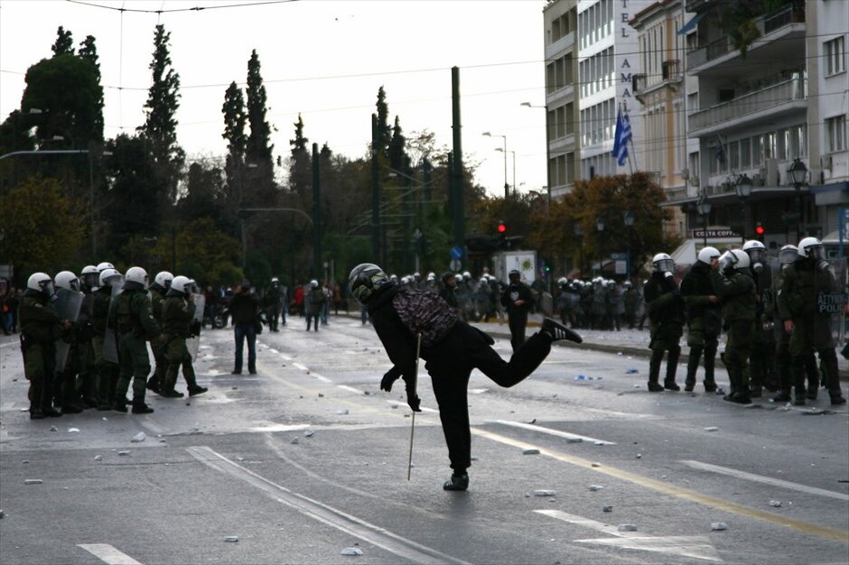 Επεισόδια στο Σύνταγμα (ανανέωση) #20. Επεισόδια ξέσπασαν έξω από τη Βουλή όπου κατέληξε η πορεία μαθητών, φοιτητών και εκπαιδευτικών, που πραγματοποιήθηκε με αφορμή τη συμπλήρωση τριών ετών από τη δολοφονία του μαθητή Αλέξανδρου Γρηγορόπουλου.