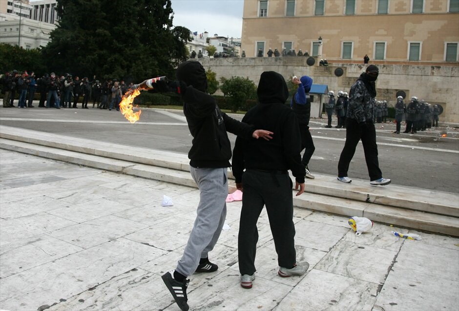 Επεισόδια στο Σύνταγμα (ανανέωση) #21. Επεισόδια ξέσπασαν έξω από τη Βουλή όπου κατέληξε η πορεία μαθητών, φοιτητών και εκπαιδευτικών, που πραγματοποιήθηκε με αφορμή τη συμπλήρωση τριών ετών από τη δολοφονία του μαθητή Αλέξανδρου Γρηγορόπουλου.