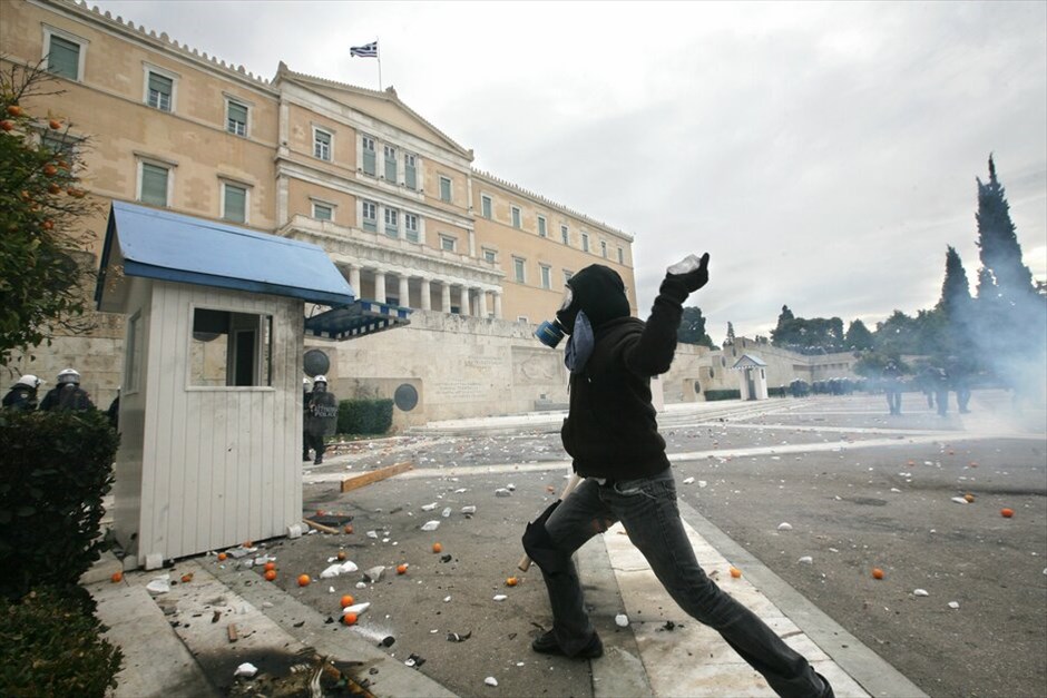 Επεισόδια στο Σύνταγμα (ανανέωση) #23. Επεισόδια ξέσπασαν έξω από τη Βουλή όπου κατέληξε η πορεία μαθητών, φοιτητών και εκπαιδευτικών, που πραγματοποιήθηκε με αφορμή τη συμπλήρωση τριών ετών από τη δολοφονία του μαθητή Αλέξανδρου Γρηγορόπουλου.