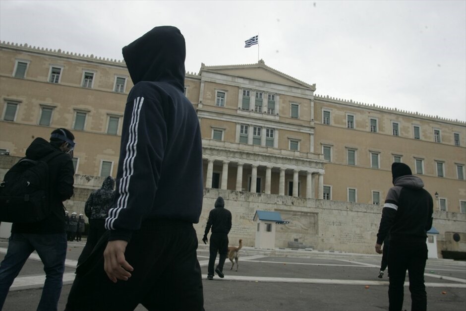 Επεισόδια στο Σύνταγμα (ανανέωση) #24. Επεισόδια ξέσπασαν έξω από τη Βουλή όπου κατέληξε η πορεία μαθητών, φοιτητών και εκπαιδευτικών, που πραγματοποιήθηκε με αφορμή τη συμπλήρωση τριών ετών από τη δολοφονία του μαθητή Αλέξανδρου Γρηγορόπουλου.