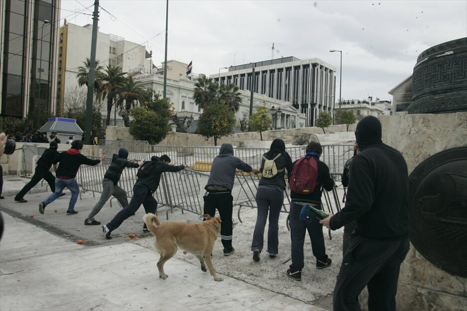 Επεισόδια στο Σύνταγμα (ανανέωση) #25. Επεισόδια ξέσπασαν έξω από τη Βουλή όπου κατέληξε η πορεία μαθητών, φοιτητών και εκπαιδευτικών, που πραγματοποιήθηκε με αφορμή τη συμπλήρωση τριών ετών από τη δολοφονία του μαθητή Αλέξανδρου Γρηγορόπουλου.