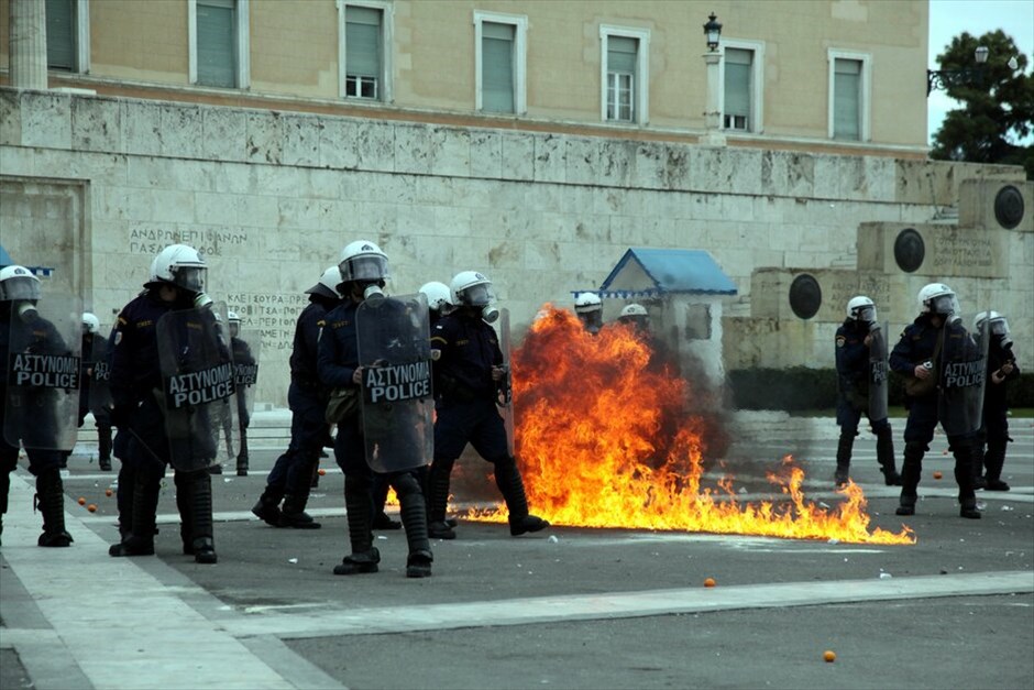 Επεισόδια στο Σύνταγμα (ανανέωση) #26. Επεισόδια ξέσπασαν έξω από τη Βουλή όπου κατέληξε η πορεία μαθητών, φοιτητών και εκπαιδευτικών, που πραγματοποιήθηκε με αφορμή τη συμπλήρωση τριών ετών από τη δολοφονία του μαθητή Αλέξανδρου Γρηγορόπουλου.