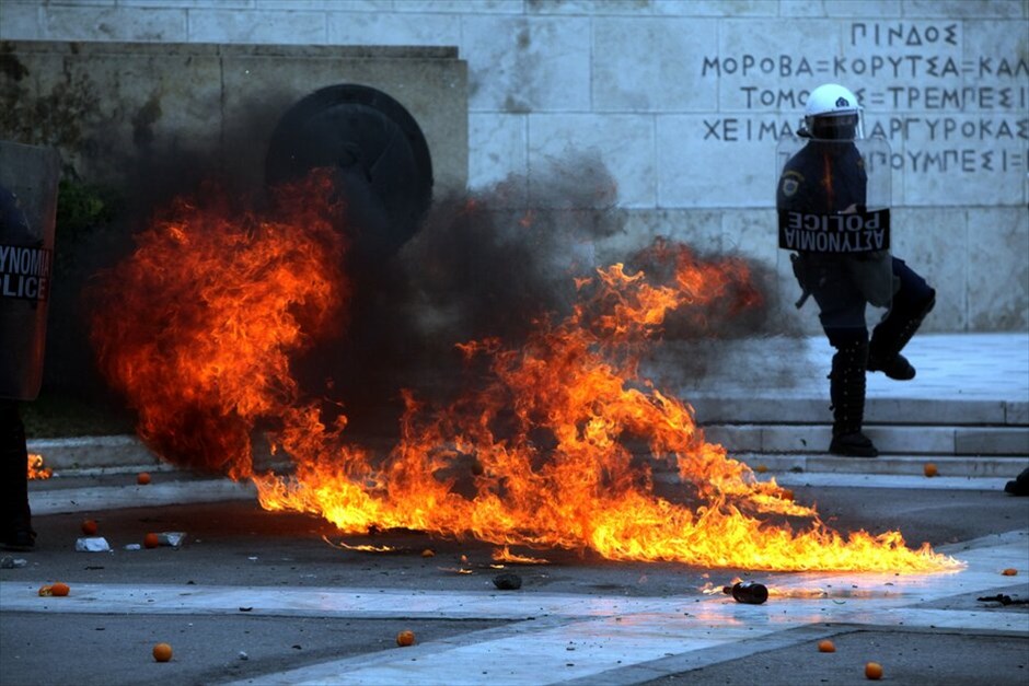 Επεισόδια στο Σύνταγμα (ανανέωση) #27. Επεισόδια ξέσπασαν έξω από τη Βουλή όπου κατέληξε η πορεία μαθητών, φοιτητών και εκπαιδευτικών, που πραγματοποιήθηκε με αφορμή τη συμπλήρωση τριών ετών από τη δολοφονία του μαθητή Αλέξανδρου Γρηγορόπουλου.