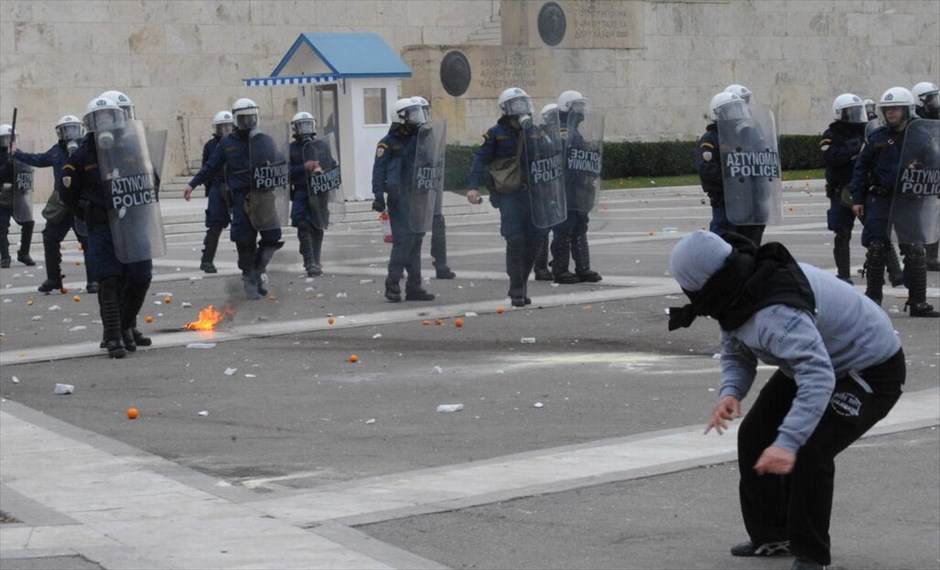 Επεισόδια στο Σύνταγμα (ανανέωση) #29. Επεισόδια ξέσπασαν έξω από τη Βουλή όπου κατέληξε η πορεία μαθητών, φοιτητών και εκπαιδευτικών, που πραγματοποιήθηκε με αφορμή τη συμπλήρωση τριών ετών από τη δολοφονία του μαθητή Αλέξανδρου Γρηγορόπουλου.
