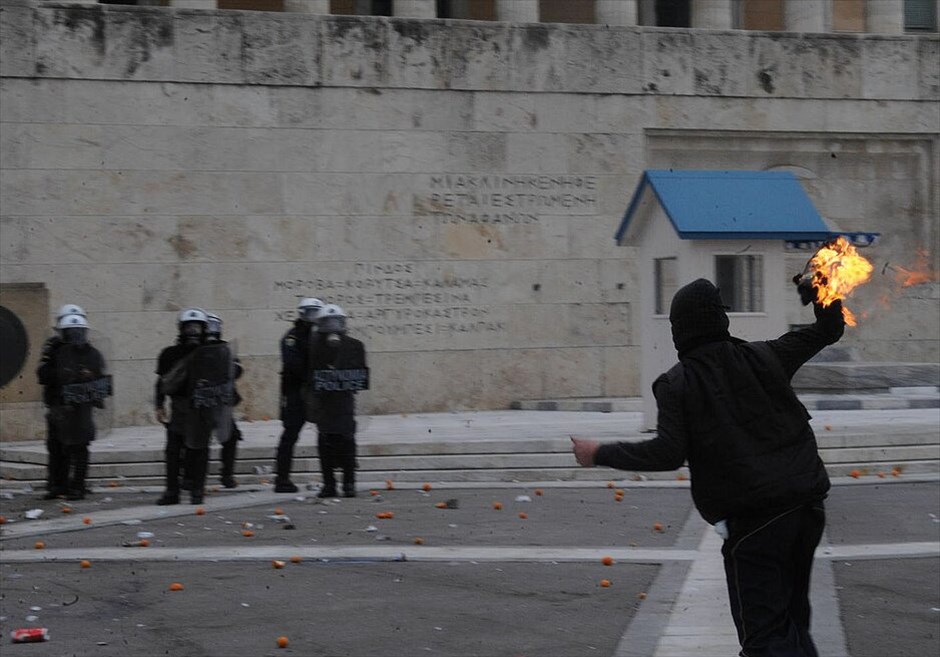 Επεισόδια στο Σύνταγμα (ανανέωση) #30. Επεισόδια ξέσπασαν έξω από τη Βουλή όπου κατέληξε η πορεία μαθητών, φοιτητών και εκπαιδευτικών, που πραγματοποιήθηκε με αφορμή τη συμπλήρωση τριών ετών από τη δολοφονία του μαθητή Αλέξανδρου Γρηγορόπουλου.