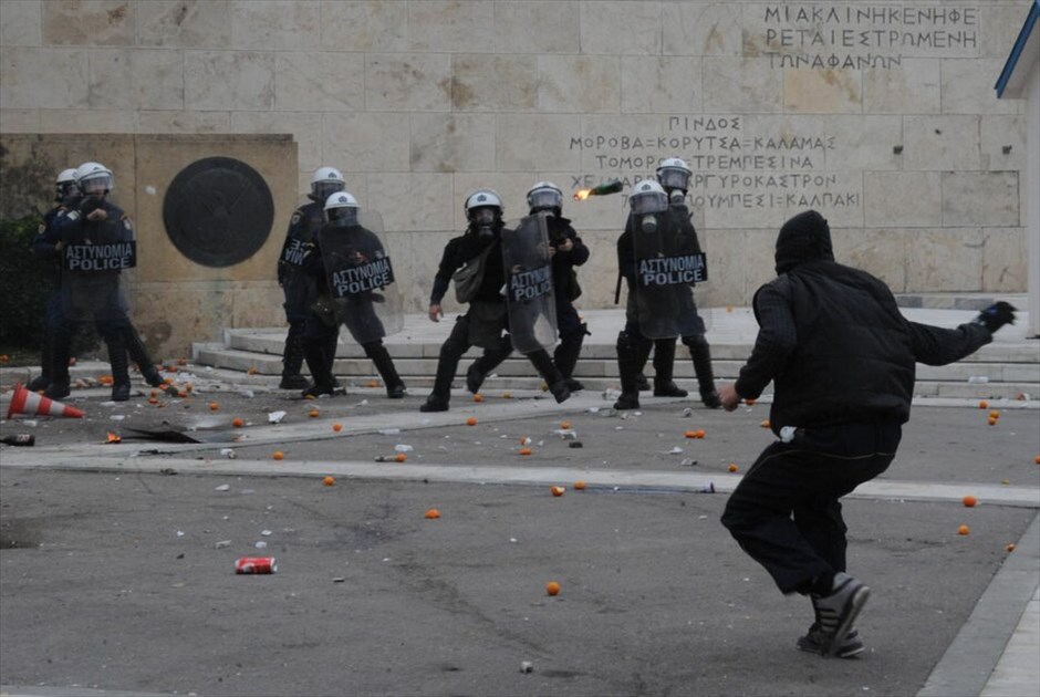 Επεισόδια στο Σύνταγμα (ανανέωση) #31. Επεισόδια ξέσπασαν έξω από τη Βουλή όπου κατέληξε η πορεία μαθητών, φοιτητών και εκπαιδευτικών, που πραγματοποιήθηκε με αφορμή τη συμπλήρωση τριών ετών από τη δολοφονία του μαθητή Αλέξανδρου Γρηγορόπουλου.