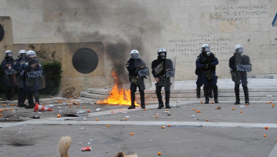 Επεισόδια στο Σύνταγμα (ανανέωση) #33. Επεισόδια ξέσπασαν έξω από τη Βουλή όπου κατέληξε η πορεία μαθητών, φοιτητών και εκπαιδευτικών, που πραγματοποιήθηκε με αφορμή τη συμπλήρωση τριών ετών από τη δολοφονία του μαθητή Αλέξανδρου Γρηγορόπουλου.