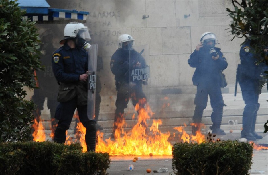 Επεισόδια στο Σύνταγμα (ανανέωση) #34. Επεισόδια ξέσπασαν έξω από τη Βουλή όπου κατέληξε η πορεία μαθητών, φοιτητών και εκπαιδευτικών, που πραγματοποιήθηκε με αφορμή τη συμπλήρωση τριών ετών από τη δολοφονία του μαθητή Αλέξανδρου Γρηγορόπουλου.