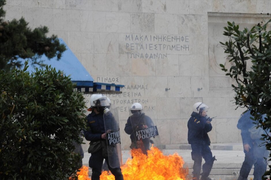Επεισόδια στο Σύνταγμα (ανανέωση) #35. Επεισόδια ξέσπασαν έξω από τη Βουλή όπου κατέληξε η πορεία μαθητών, φοιτητών και εκπαιδευτικών, που πραγματοποιήθηκε με αφορμή τη συμπλήρωση τριών ετών από τη δολοφονία του μαθητή Αλέξανδρου Γρηγορόπουλου.