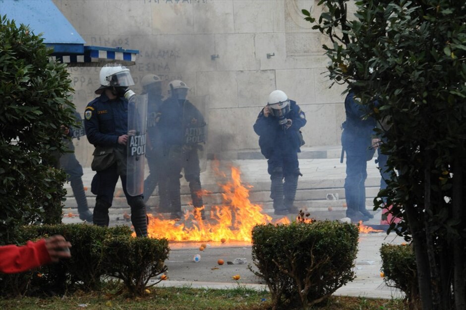 Επεισόδια στο Σύνταγμα (ανανέωση) #36. Επεισόδια ξέσπασαν έξω από τη Βουλή όπου κατέληξε η πορεία μαθητών, φοιτητών και εκπαιδευτικών, που πραγματοποιήθηκε με αφορμή τη συμπλήρωση τριών ετών από τη δολοφονία του μαθητή Αλέξανδρου Γρηγορόπουλου.