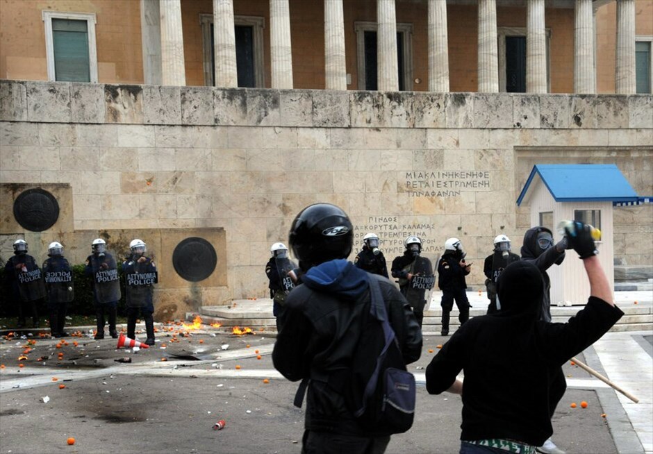 Επεισόδια στο Σύνταγμα (ανανέωση) #37. Επεισόδια ξέσπασαν έξω από τη Βουλή όπου κατέληξε η πορεία μαθητών, φοιτητών και εκπαιδευτικών, που πραγματοποιήθηκε με αφορμή τη συμπλήρωση τριών ετών από τη δολοφονία του μαθητή Αλέξανδρου Γρηγορόπουλου.