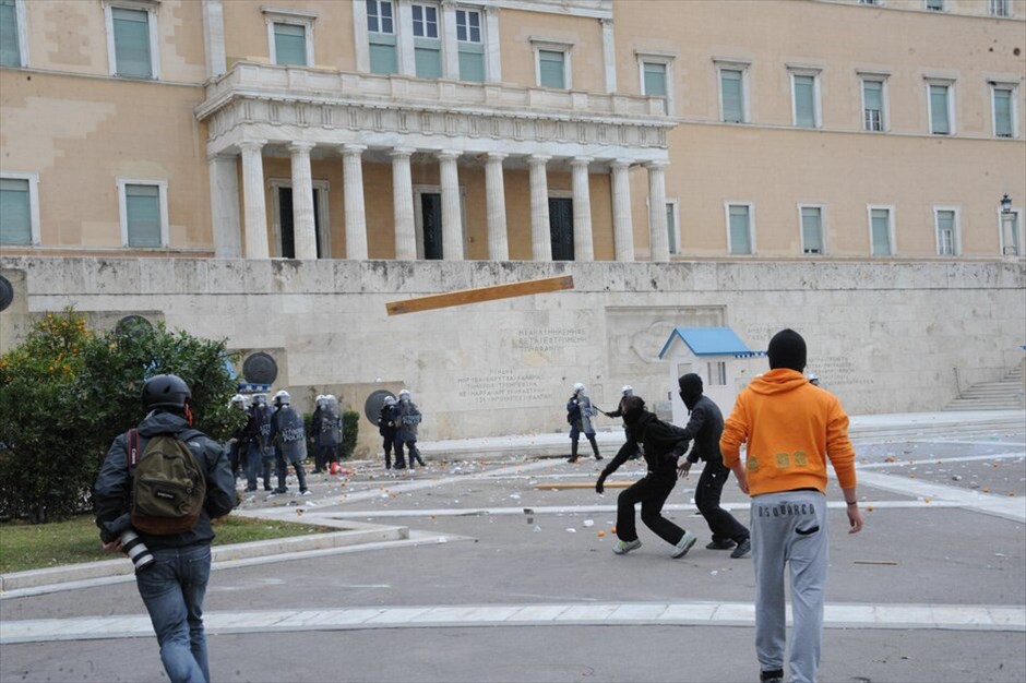 Επεισόδια στο Σύνταγμα (ανανέωση) #39. Επεισόδια ξέσπασαν έξω από τη Βουλή όπου κατέληξε η πορεία μαθητών, φοιτητών και εκπαιδευτικών, που πραγματοποιήθηκε με αφορμή τη συμπλήρωση τριών ετών από τη δολοφονία του μαθητή Αλέξανδρου Γρηγορόπουλου.