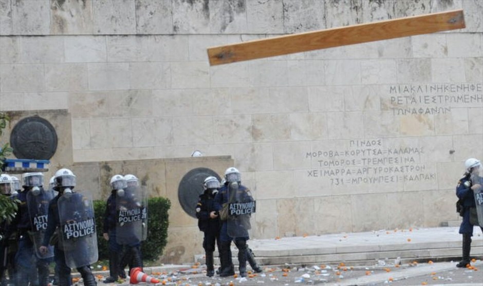 Επεισόδια στο Σύνταγμα (ανανέωση) #40. Επεισόδια ξέσπασαν έξω από τη Βουλή όπου κατέληξε η πορεία μαθητών, φοιτητών και εκπαιδευτικών, που πραγματοποιήθηκε με αφορμή τη συμπλήρωση τριών ετών από τη δολοφονία του μαθητή Αλέξανδρου Γρηγορόπουλου.
