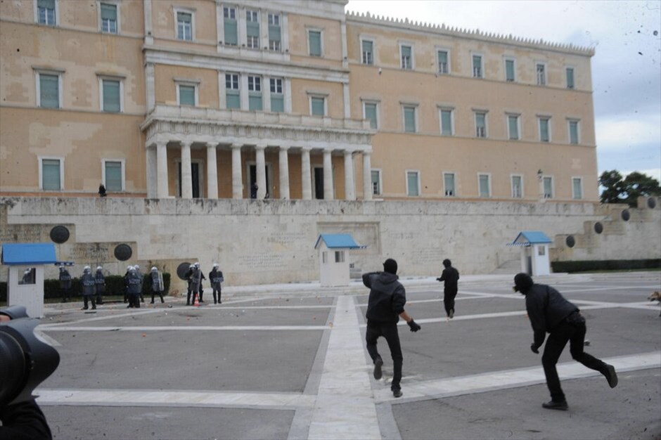 Επεισόδια στο Σύνταγμα (ανανέωση) #41. Επεισόδια ξέσπασαν έξω από τη Βουλή όπου κατέληξε η πορεία μαθητών, φοιτητών και εκπαιδευτικών, που πραγματοποιήθηκε με αφορμή τη συμπλήρωση τριών ετών από τη δολοφονία του μαθητή Αλέξανδρου Γρηγορόπουλου.