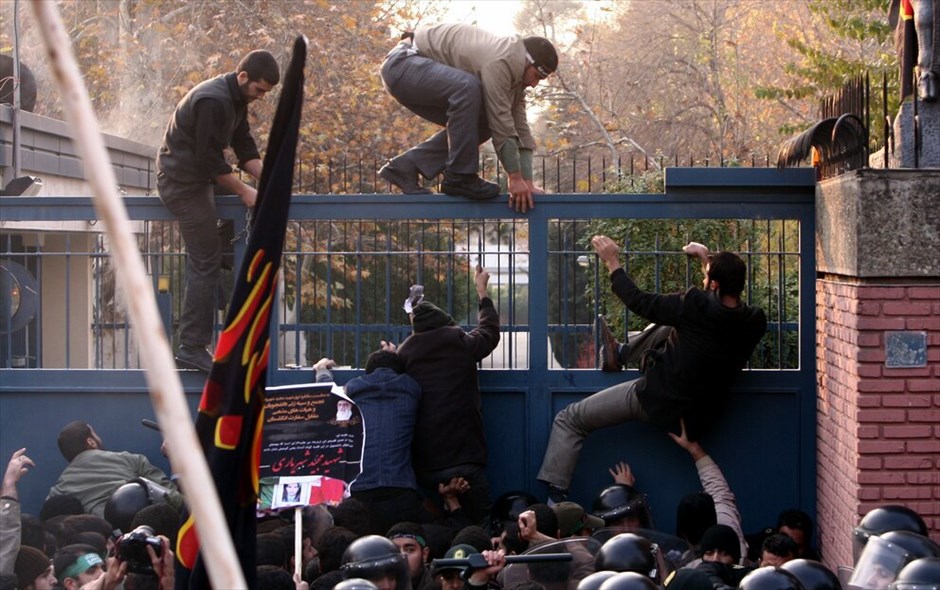 Ιράν: Εισβολή διαδηλωτών στην Βρετανική πρεσβεία #4. Επεισόδια σημειώθηκαν στην Τεχεράνη, στο περιθώριο αντιβρετανικής διαδήλωσης, καθώς μερίδα Ιρανών εισέβαλε στην πρεσβεία της Βρετανίας, πέταξε πέτρες και βόμβες μολότοφ και έκαψε διπλωματικά έγγραφα. Oι δυνάμεις ασφαλείας προσπαθούν να απωθήσουν τους διαδηλωτές, κάποιοι από τους οποίους, σύμφωνα με το πρακτορείο Mehr, σκαρφάλωσαν στην πύλη της πρεσβείας, κατέβασαν και έκαψαν την βρετανική σημαία και έβαλαν στη θέση της μία ιρανική.